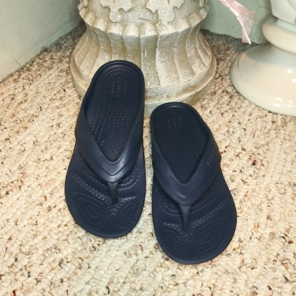 CROCS Child's Classic Navy Flip-Flop Sandals - Picture 2 of 9